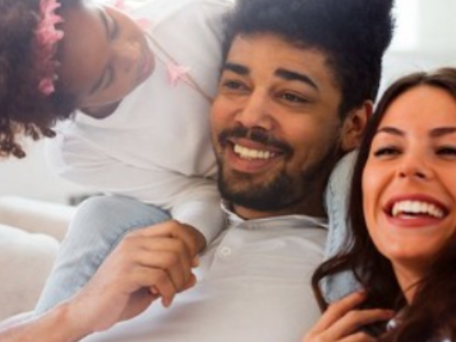Família sorrindo após consulta odontológica